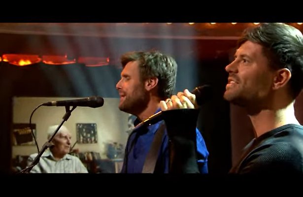 Kijk terug: Nick & Simon zingen Mrs. Robinson bij M